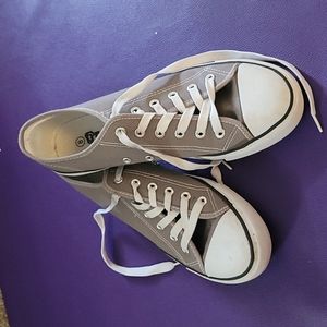 Unisex converse-looking grey shoe size 8/10
